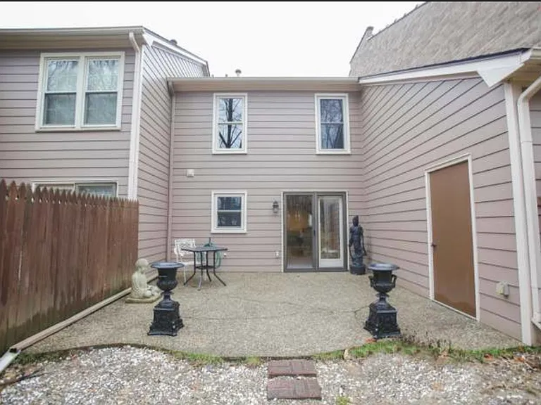 10443 Ghentwood Row — Photo 6