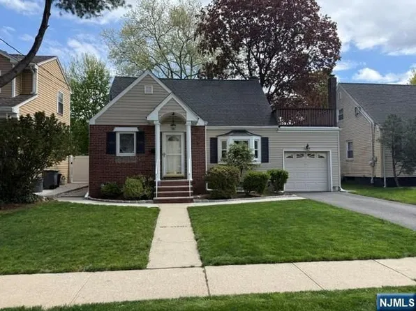 20 Susquehanna Ave, Rochelle Park, NJ 07662