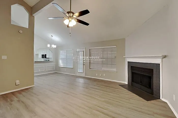 3 bed, 2.0 bath, 1457 sqft, $2,050 — Photo 4