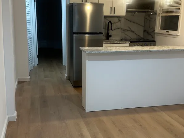 (undisclosed Address), Lindenhurst, NY 11757