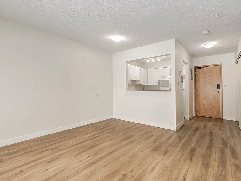 2404 16a St SW — Photo 6