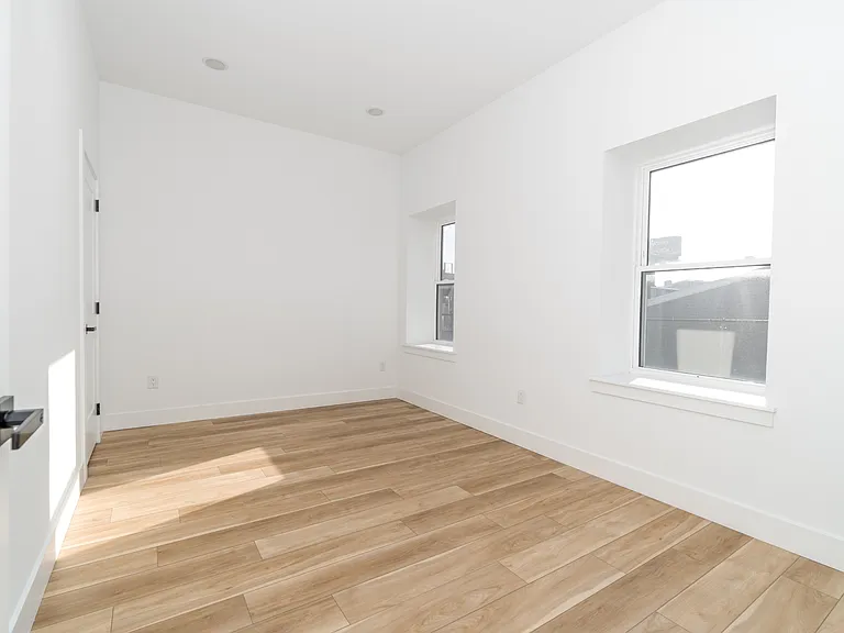 2700 E Auburn St — Photo 40