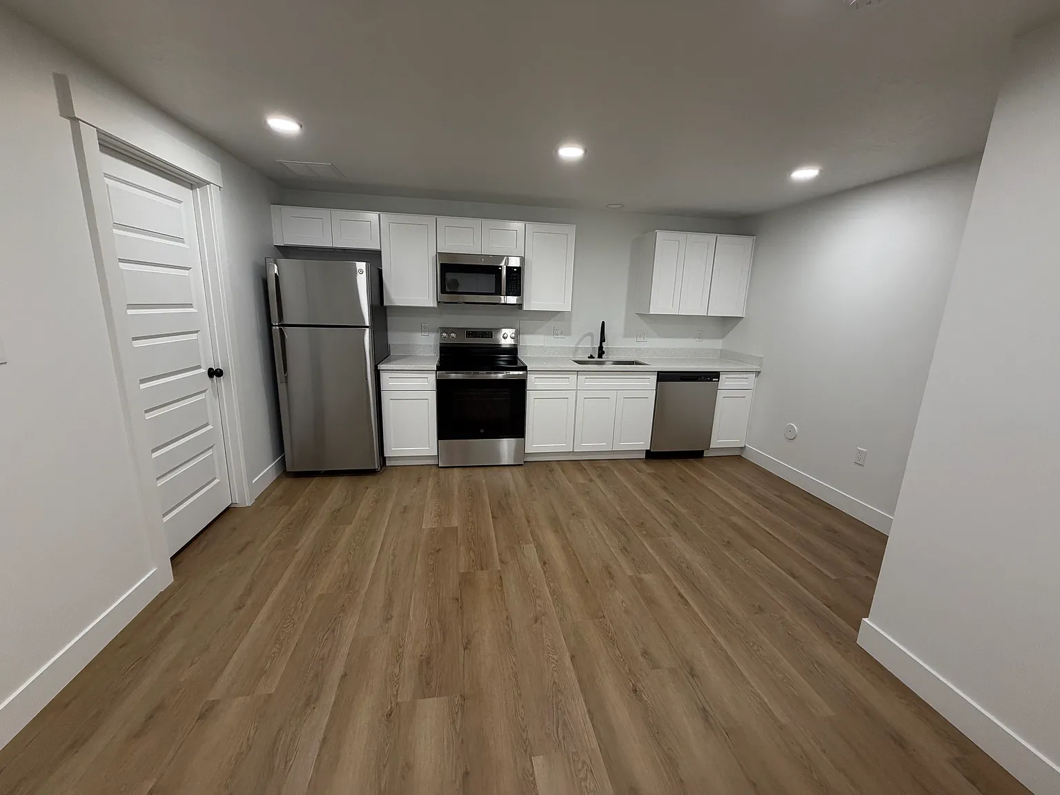 1 bed, 852 sqft, $1,300 — Photo 3