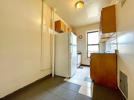 4th image of 15 Wadsworth Ave APT 4B