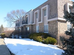 7530 N Port Washington Rd #2-203, Fox Point, WI 53217