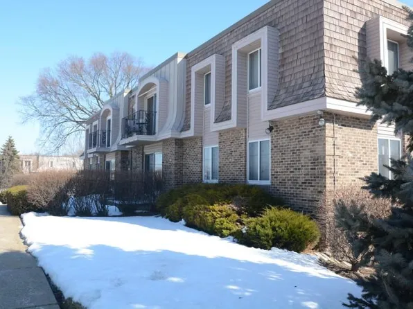 7530 N Port Washington Rd #2-203, Fox Point, WI 53217