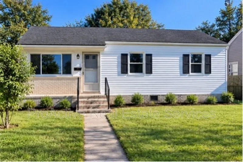 3 bed, 1.0 bath, 839 sqft, $1,560 — Photo 1
