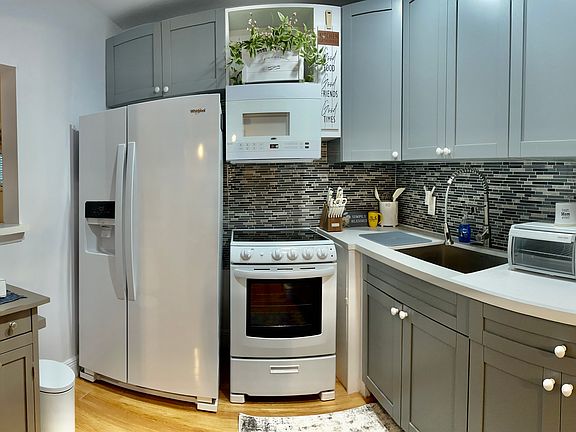 3rd image of 338 Oakridge S #338
