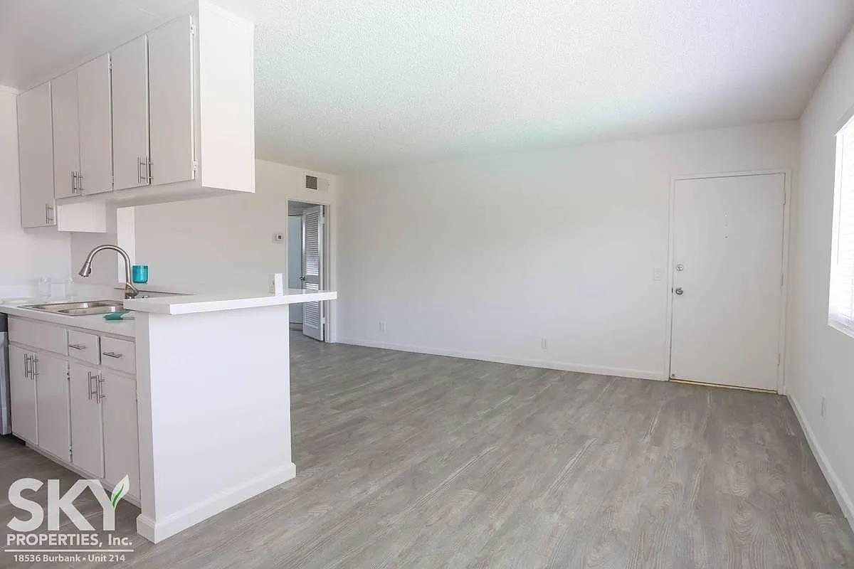 Tarzana West Apartments — Photo 2