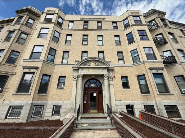 69 Park Dr APT 10, Boston, MA 02215