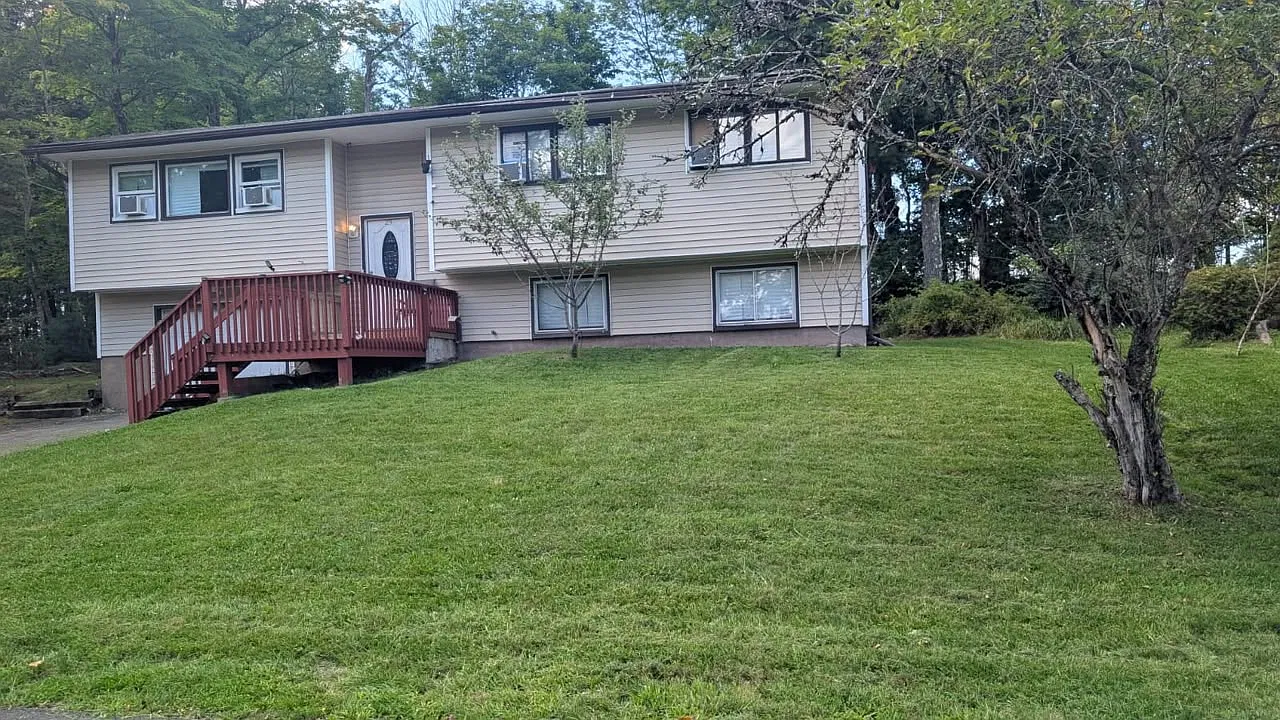 4 bed, $2,800 — Photo 1