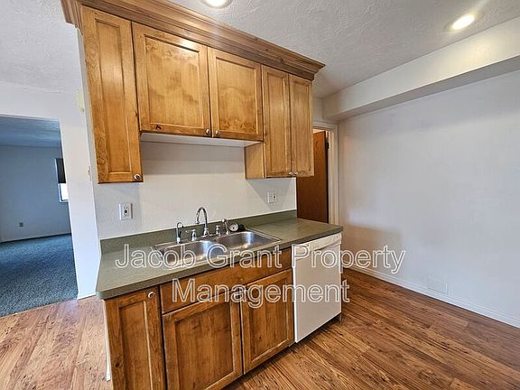 4th image of 360 N Fanning Ave