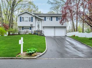 34 Ronde Dr, Commack, NY 11725