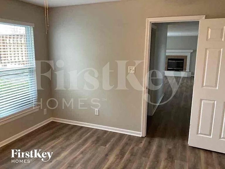 904 E Madelyn Dr — Photo 6