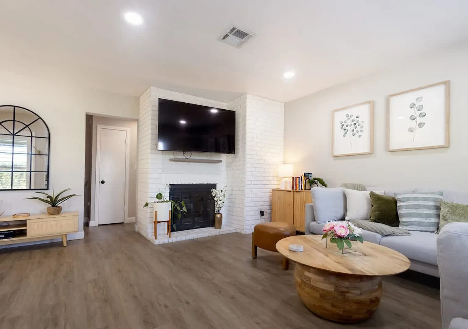 Elegant House w/ EV Charger, Near Santa Anita — Photo 1