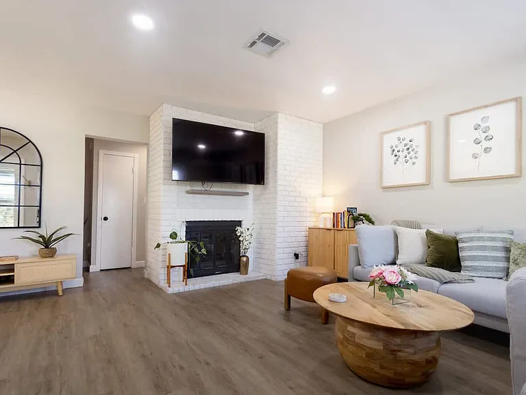 Shepherd Dr — Photo 1