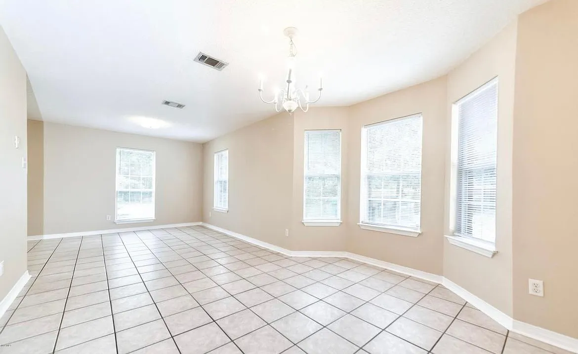 4 bed, 2032 sqft, $1,900 — Photo 3