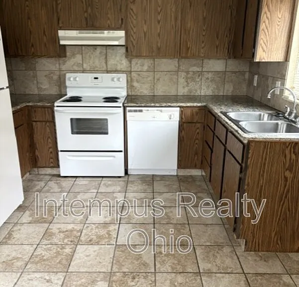 7469 Huntington Dr #3 — Photo 3