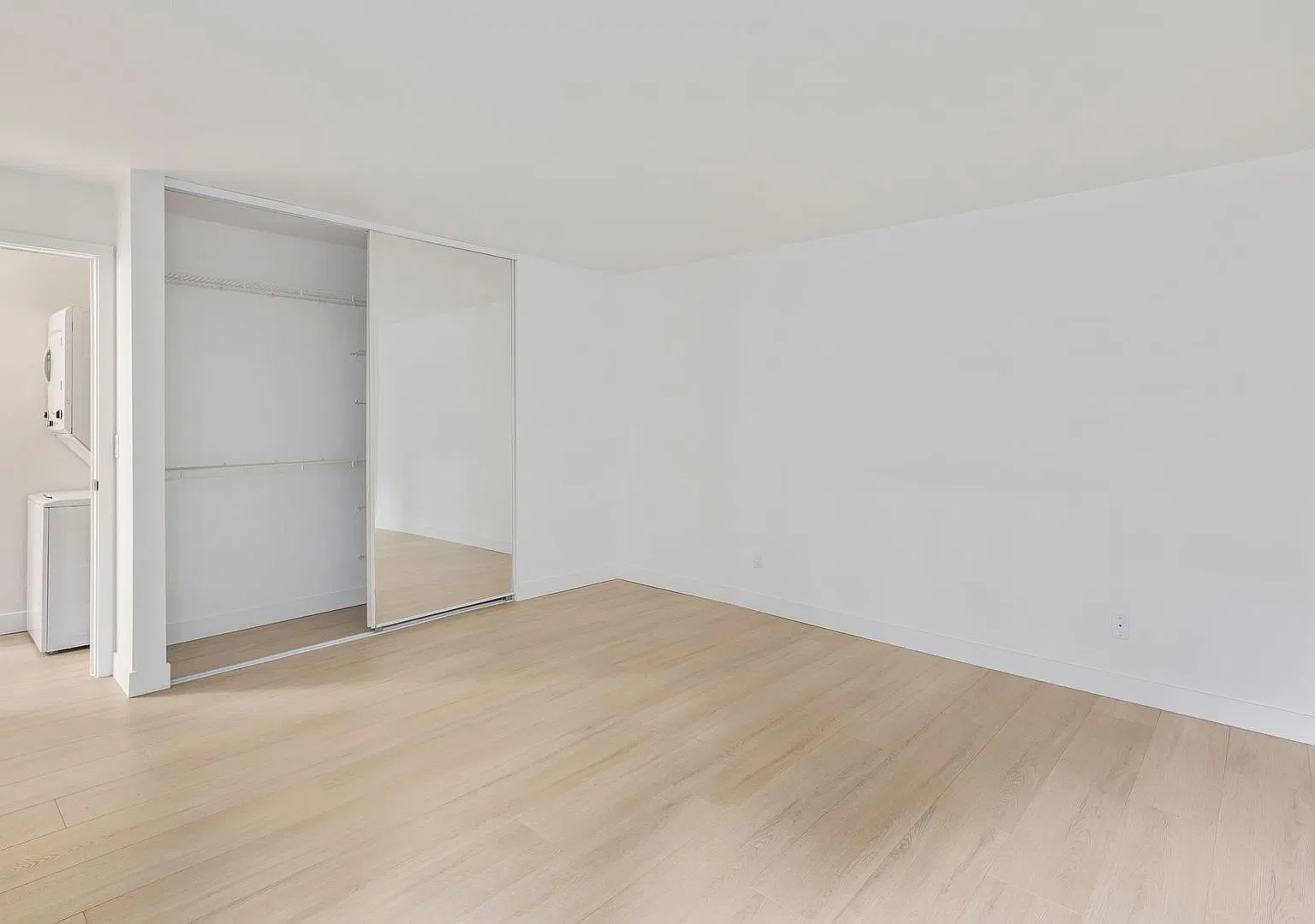 Newly Renovated Studio with Lake Union & Seattle Skyline Views in Wallingford — Photo 4
