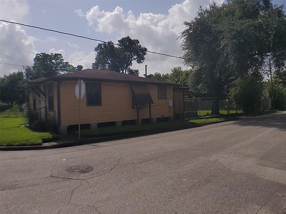 4th image of 1402 E 32nd 1/2 St