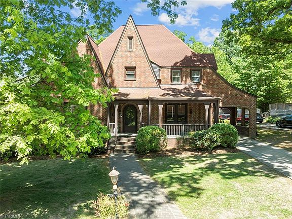 6th image of 224 W Colonial Dr