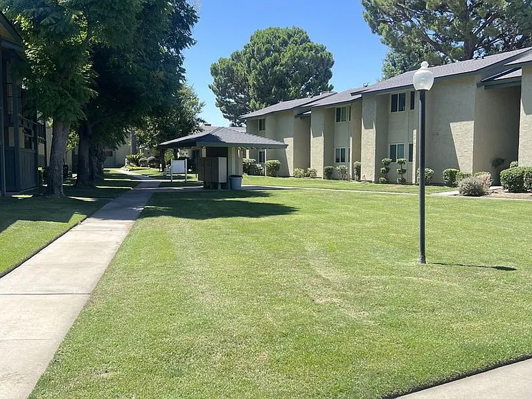Raintree Garden Apartments — Photo 13