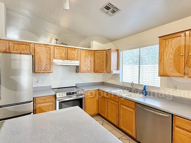 417 E Cantebria Dr — Photo 3