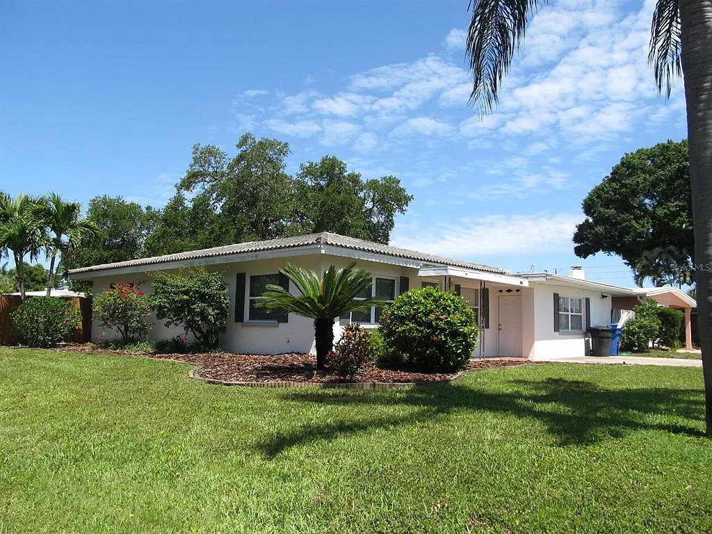 3 bed, 2.0 bath, 1563 sqft, $3,200 — Photo 3