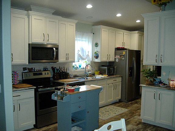 Kitchen with many cabinets 