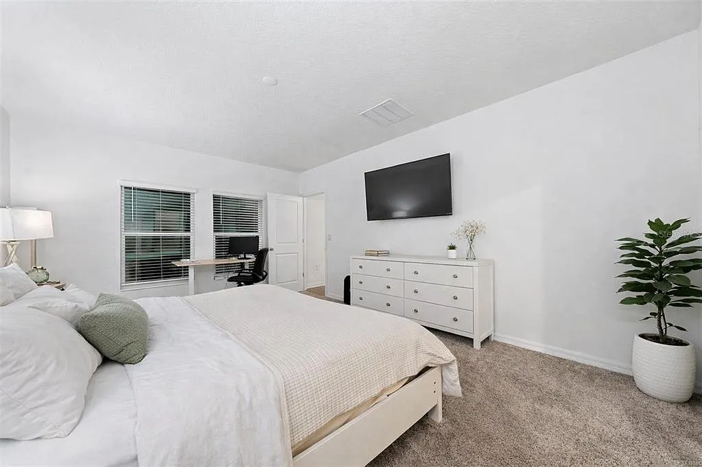 4 bed, 2.0 bath, 1936 sqft, $2,299 — Photo 2