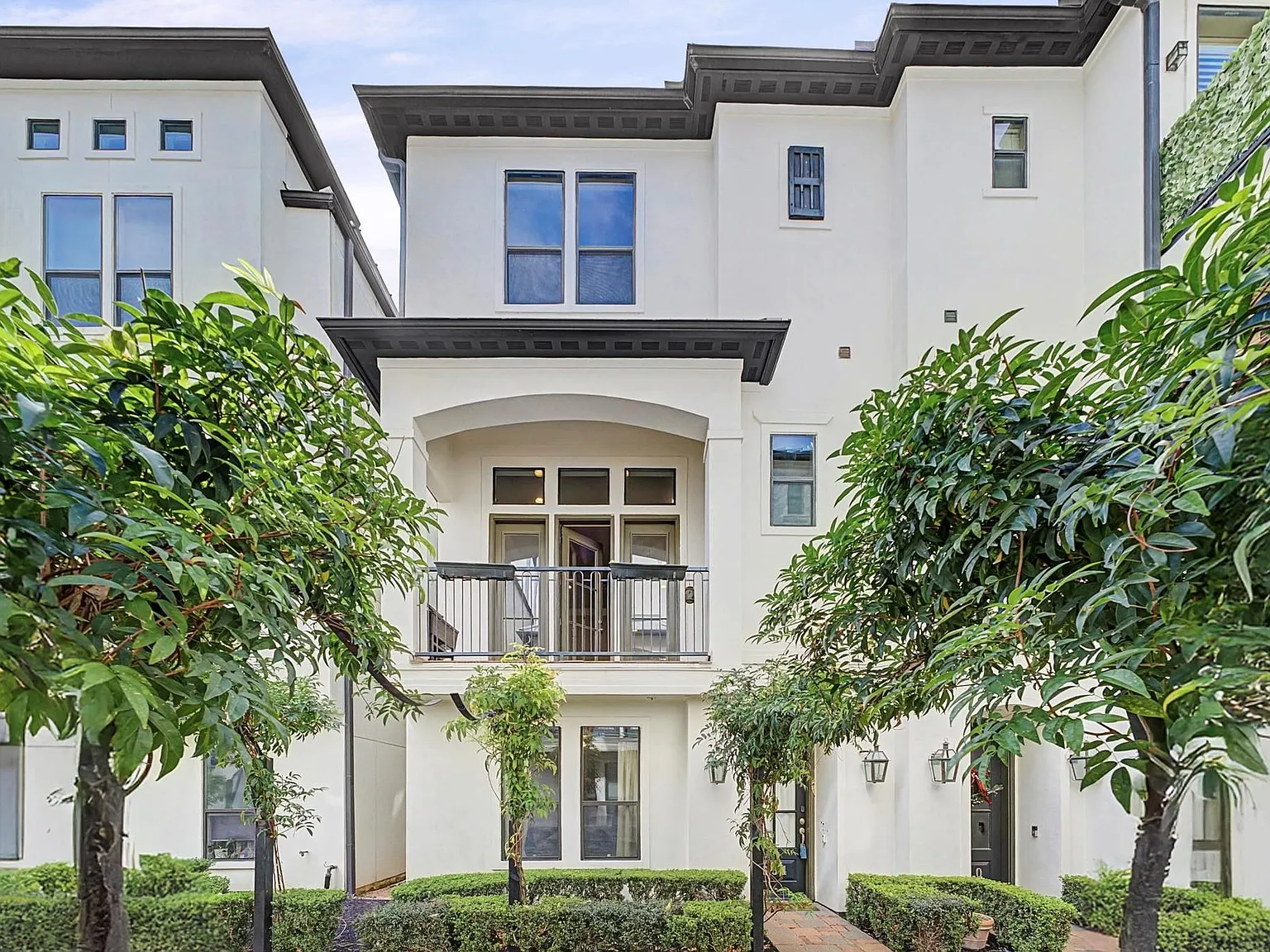3 bed, 3.5 bath, 2304 sqft, $2,900 — Photo 3