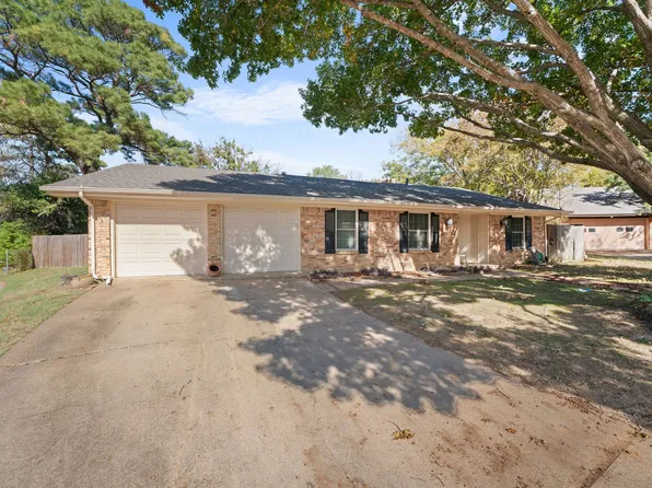 933 Charleston Ct, Bedford, TX 76022