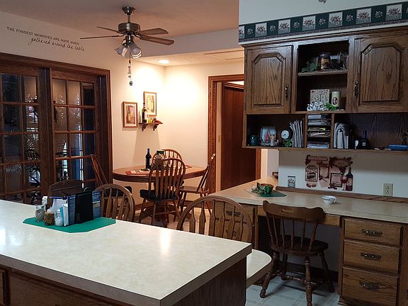 Lg kitchen w/island & table