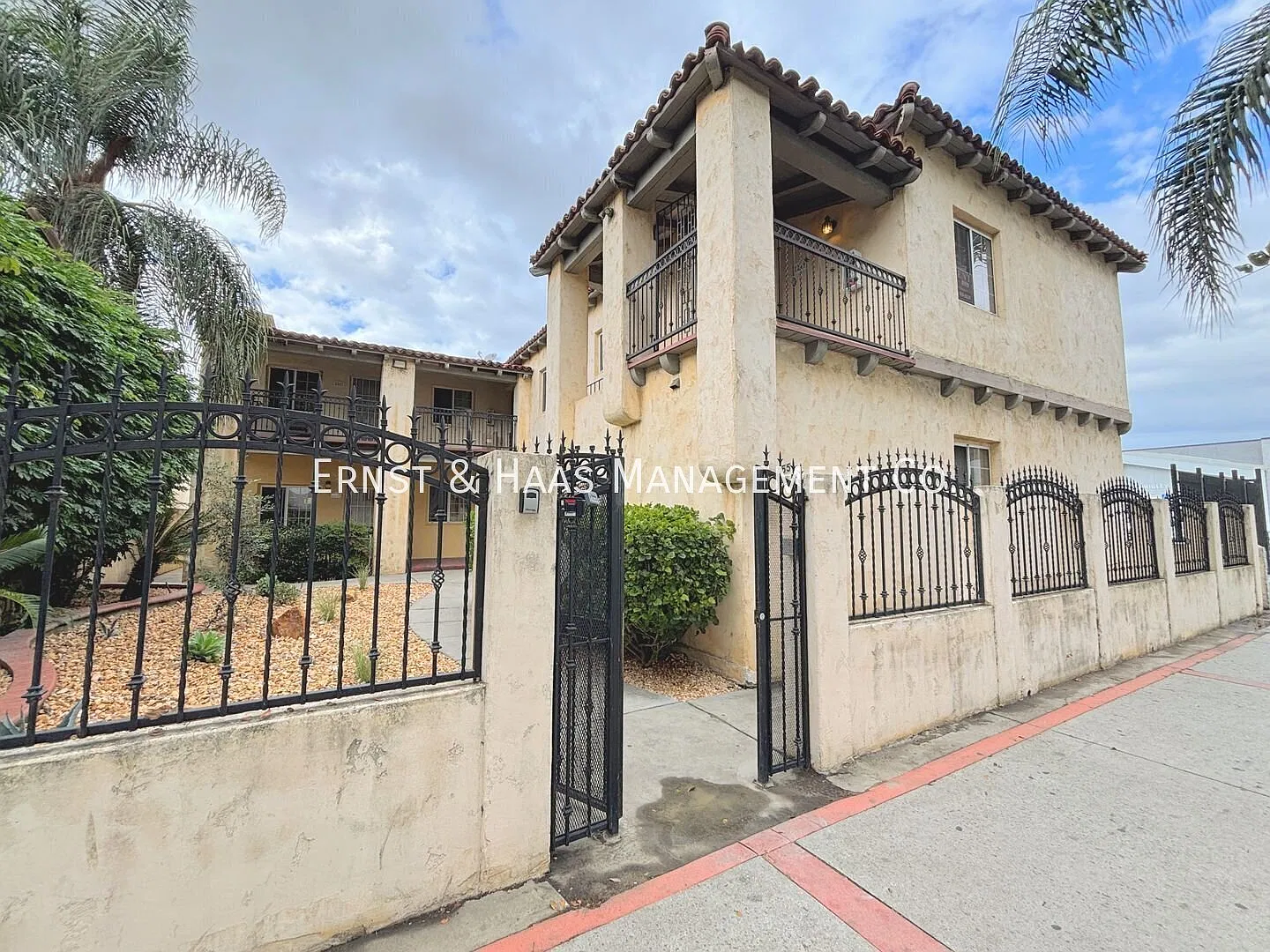 Beautiful 4-Bedroom, 2-Bathroom Apartment In Prime Long Beach!*1-Month Free Rent* — Photo 1