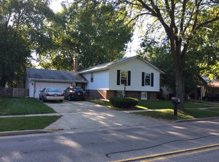 210 S Deerpath Dr, Vernon Hills, IL