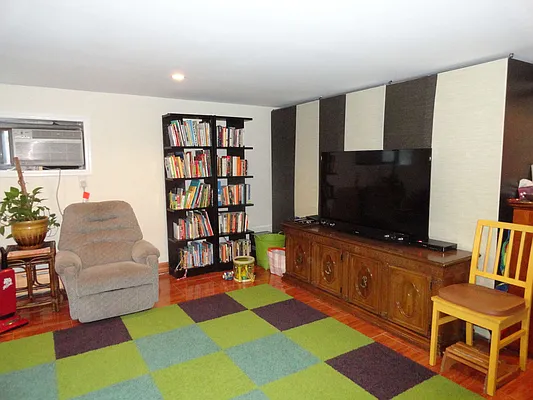 Rented by Halvatzis Realty | media 27