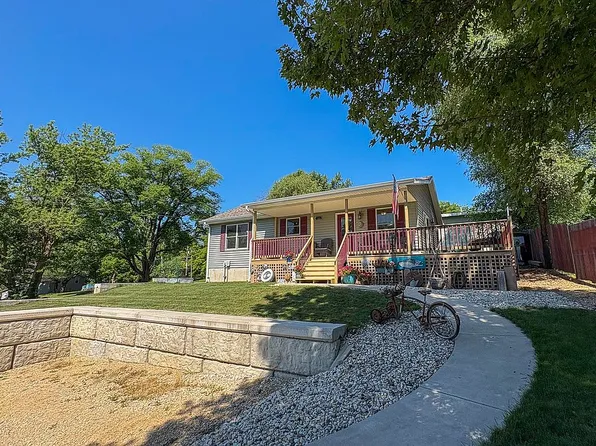 23700 Collins Dr, Bernard, IA 52032