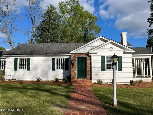 305 Dallas Avenue, Lake Waccamaw, NC 28450