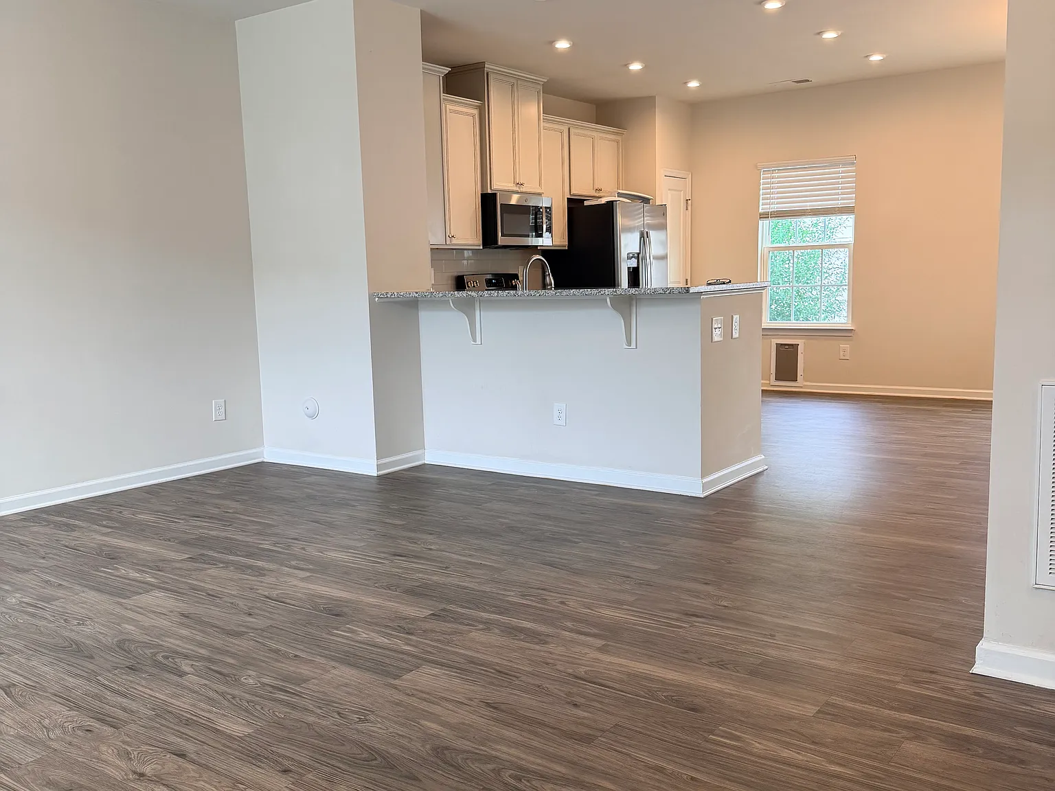 3 bed, 1408 sqft, $2,000 — Photo 4