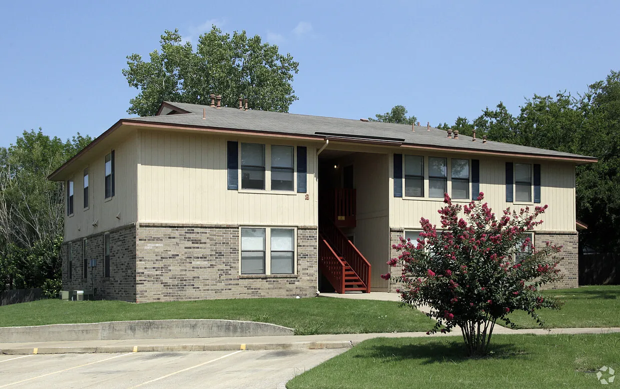 Maple Leaf Apartments — Photo 2