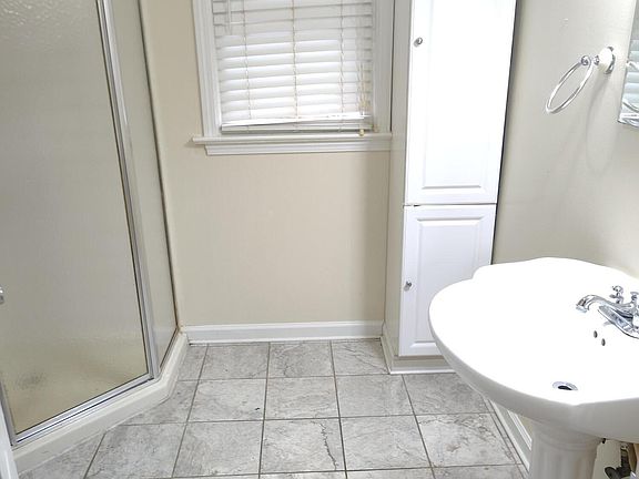 4th image of 807 Harrell Ave