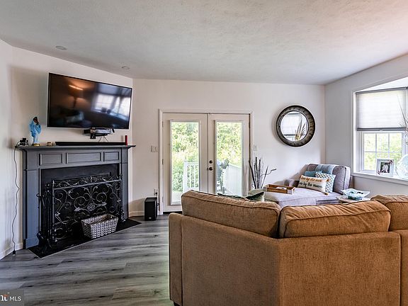 5th image of 370 Park Ln