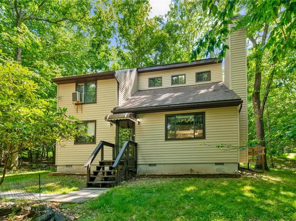 222 Powderhorn Rd, Henryville, PA 18332