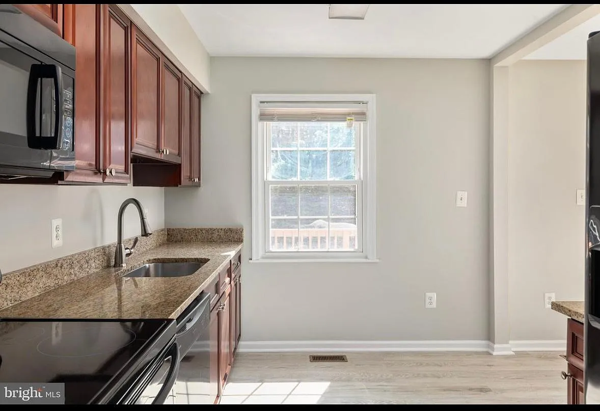 Silver Maple Ct, Manassas — Photo 2