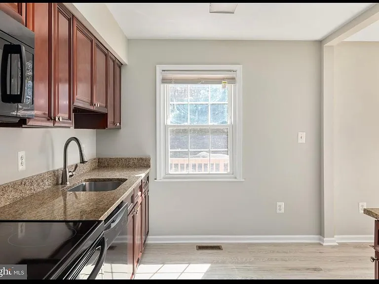 Silver Maple Ct — Photo 2