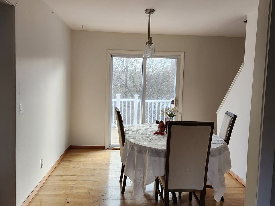 1st image of 22 Riverview Ct Floor 2