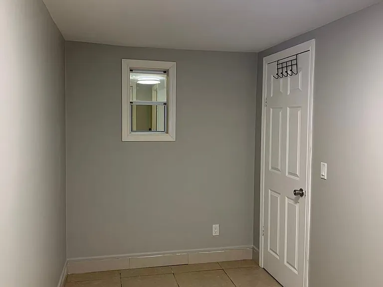 353 Lansdowne Ave #BASEMENT — Photo 4