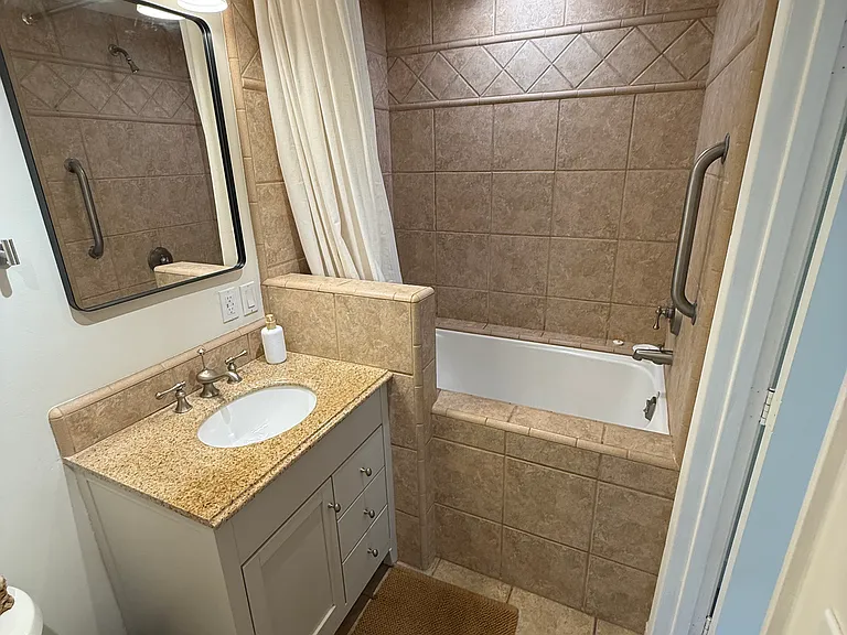 480 Blumont St #B — Photo 11