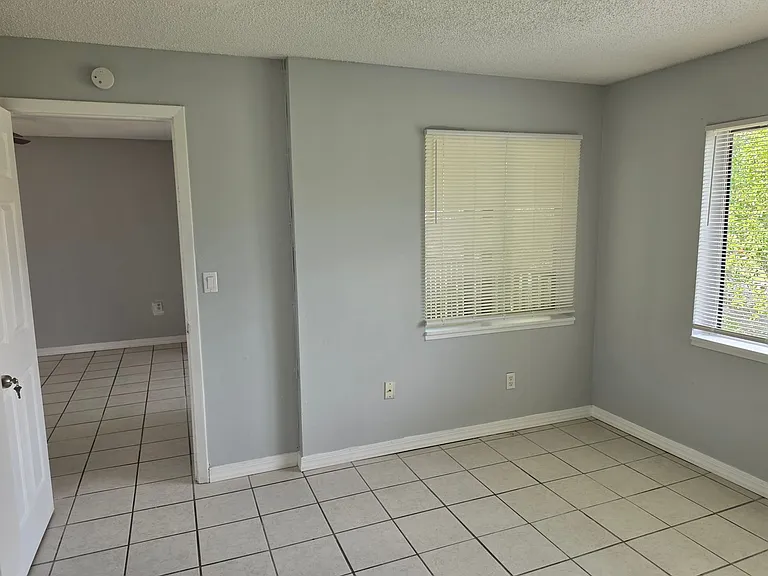 2526 S Oak Ave — Photo 17