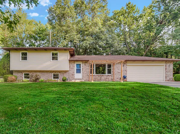 6836 Whispering Hills Ln, Demotte, IN 46310